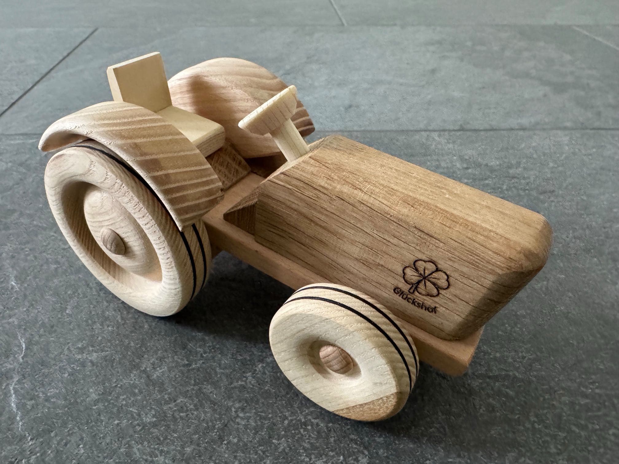 E-Traktor mit Ahänger