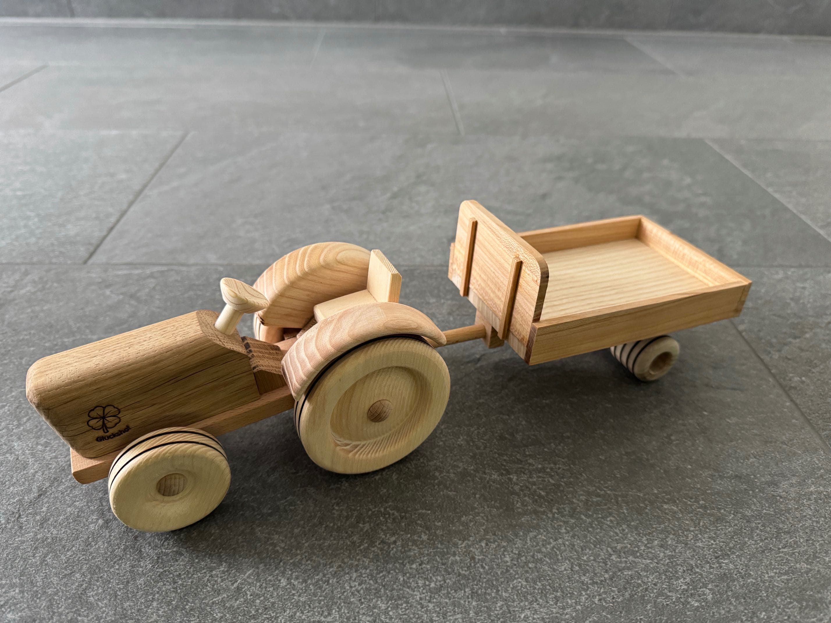 E-Traktor mit Ahänger — Bild 2