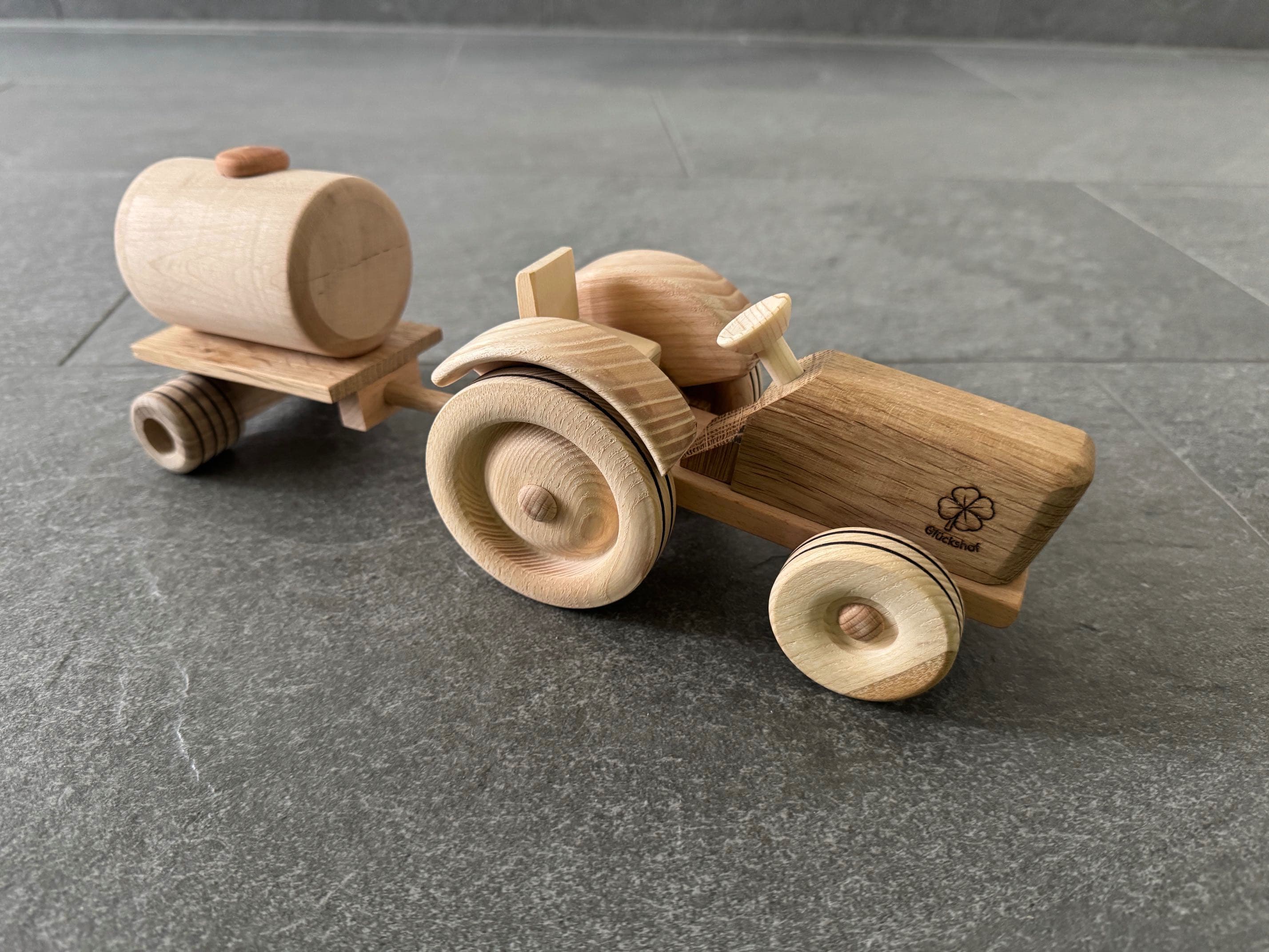 E-Traktor mit Ahänger — Bild 3