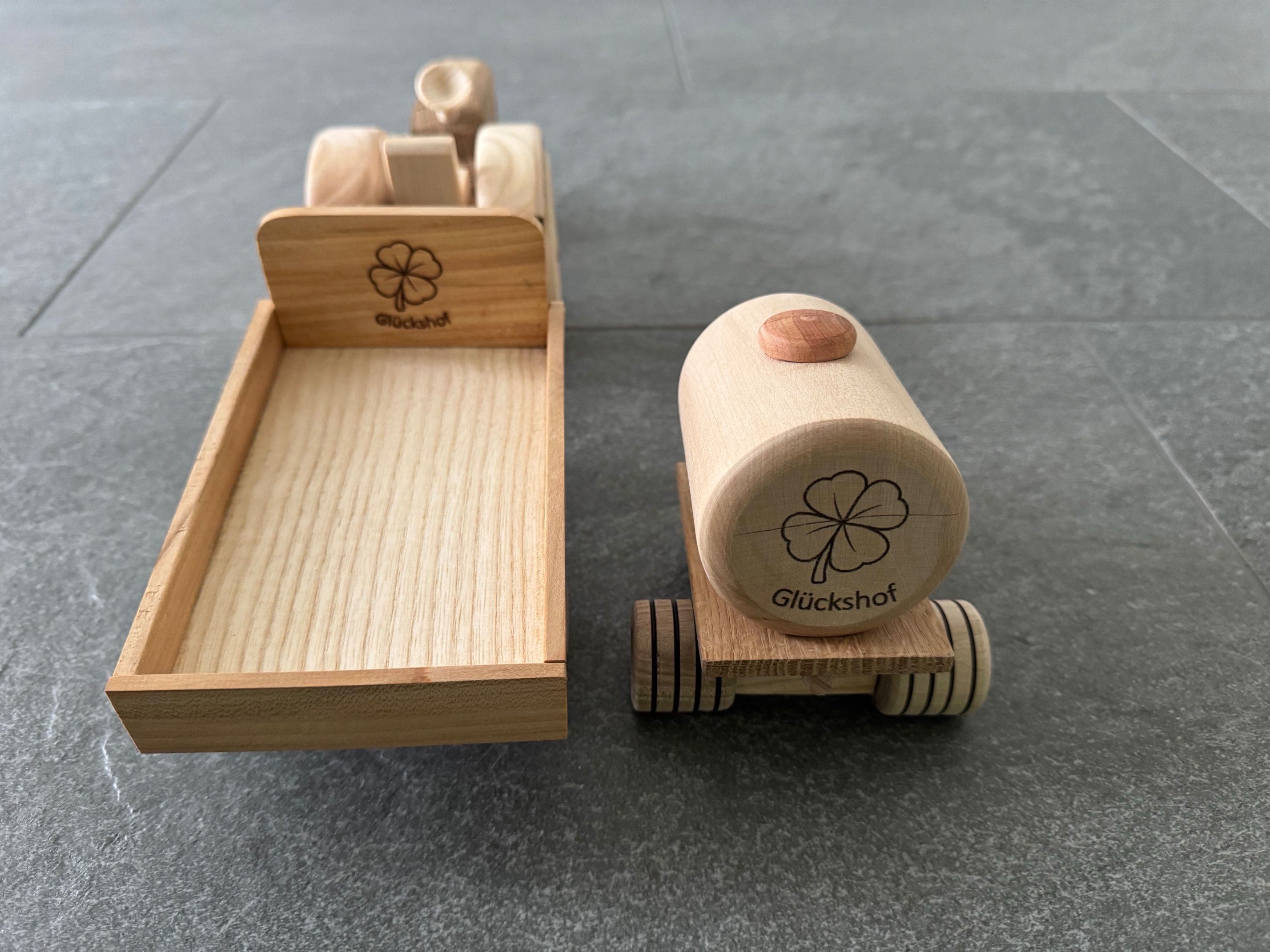 E-Traktor mit Ahänger — Bild 4