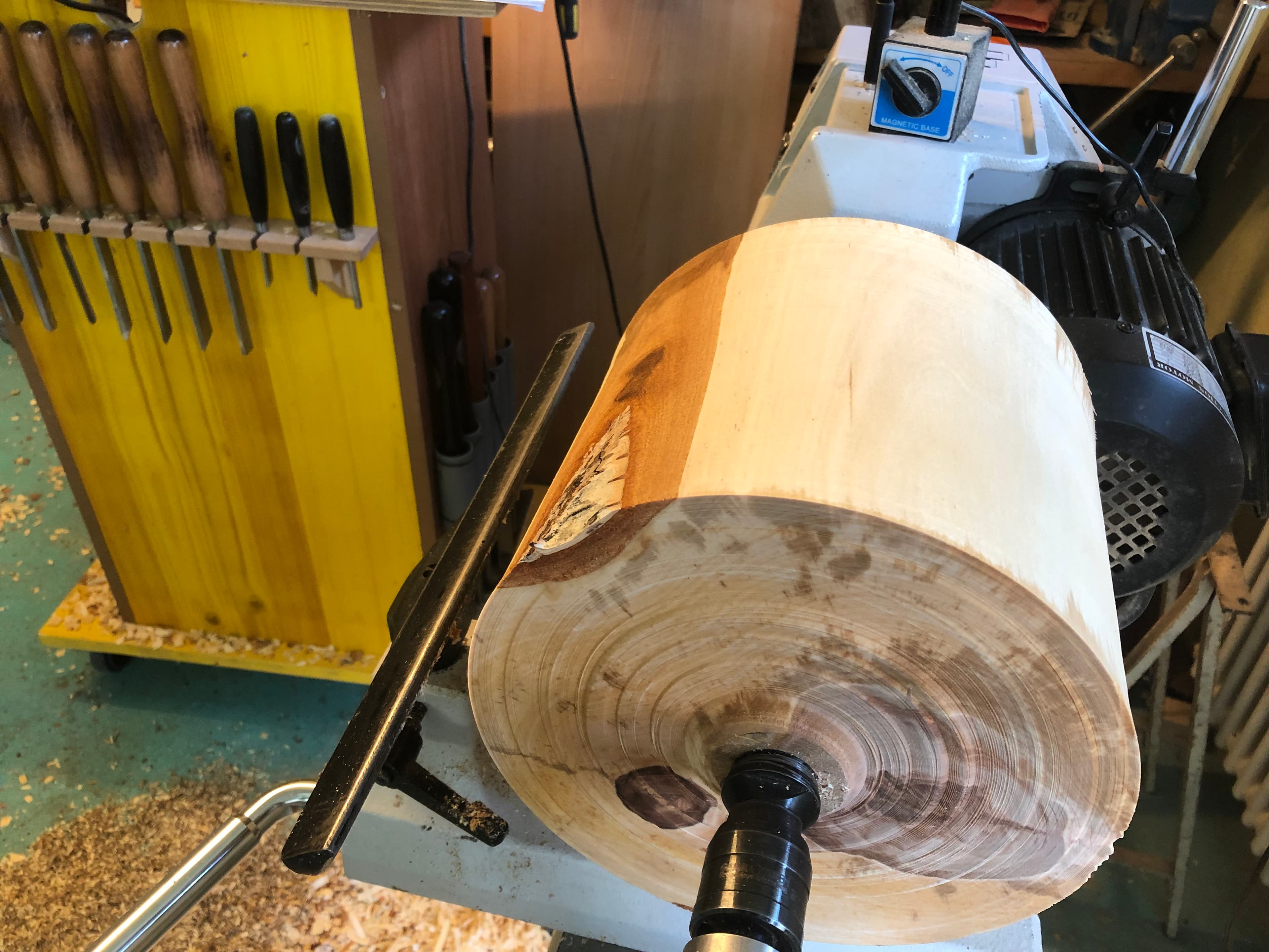 In der Werkstatt: Holzrohling auf der Drechselbank